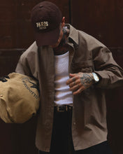 Carica l'immagine nel visualizzatore di Gallery, CAMICIA SEMI OVERSIZE TASCONE RIGATA CIOCCOLATO INSERTI VELLUTO CIOCCOLATO
