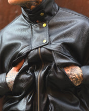 Carica l'immagine nel visualizzatore di Gallery, Bomber Luchè Cropped Ecopelle Martellata Black
