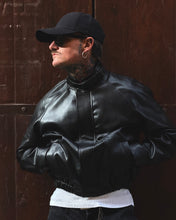 Carica l'immagine nel visualizzatore di Gallery, Bomber Oliver Cropped In Ecopelle Black
