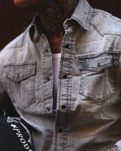 Carica l'immagine nel visualizzatore di Gallery, Camicia in Jeans 90’s UsedGrey
