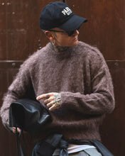 Carica l'immagine nel visualizzatore di Gallery, MAGLIONE BEAR CROPPED CIOCCOLATO
