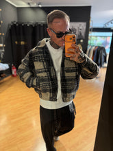 Carica l'immagine nel visualizzatore di Gallery, BOMBER CROPPED TARTAN BOUCLE BLACK
