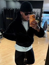 Carica l'immagine nel visualizzatore di Gallery, Pellicciotto Pharrell Cropped Black
