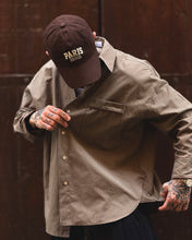 Carica l'immagine nel visualizzatore di Gallery, CAMICIA SEMI OVERSIZE TASCONE RIGATA CIOCCOLATO INSERTI VELLUTO CIOCCOLATO
