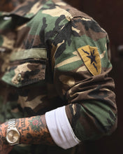 Carica l'immagine nel visualizzatore di Gallery, Field Jacket Camo con Patch
