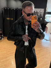 Carica l'immagine nel visualizzatore di Gallery, Bomber Luchè Cropped Ecopelle Martellata Black
