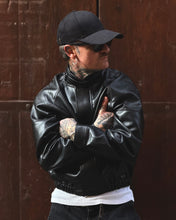 Carica l'immagine nel visualizzatore di Gallery, Bomber Oliver Cropped In Ecopelle Black
