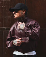 Carica l'immagine nel visualizzatore di Gallery, Bomber Oliver Cropped In Ecopelle Bordeaux

