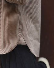 Carica l'immagine nel visualizzatore di Gallery, CAMICIA SEMI OVERSIZE TASCONE RIGATA CIOCCOLATO INSERTI VELLUTO CIOCCOLATO

