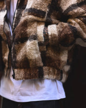 Carica l'immagine nel visualizzatore di Gallery, BOMBER CROPPED TARTAN BOUCLE MOCHAMOUSSE
