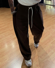 Carica l'immagine nel visualizzatore di Gallery, PANTALACCIO JAPAN PENCE SUPERLOOSEFIT A COSTINE CIOCCOLATO
