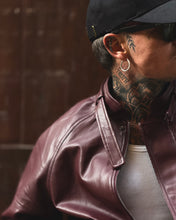 Carica l'immagine nel visualizzatore di Gallery, Bomber Oliver Cropped In Ecopelle Bordeaux
