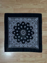 Carica l&#39;immagine nel visualizzatore di Gallery, Bandana Mandala Black
