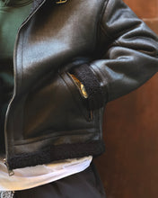 Carica l'immagine nel visualizzatore di Gallery, MONTONE OVERSIZE SEMICROPPED BLACK
