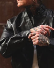 Carica l'immagine nel visualizzatore di Gallery, Bomber Oliver Cropped In Ecopelle Black
