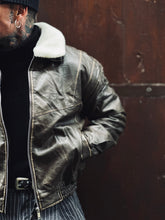 Carica l&#39;immagine nel visualizzatore di Gallery, Bomber Maverick Colletto Removibile Cioccolato
