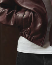 Carica l'immagine nel visualizzatore di Gallery, Bomber Oliver Cropped In Ecopelle Bordeaux
