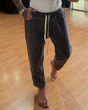 Carica l'immagine nel visualizzatore di Gallery, Pantalaccio LooseFit Cropped in Jeans
