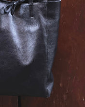 Carica l'immagine nel visualizzatore di Gallery, Shopper in Pelle Martellata Black
