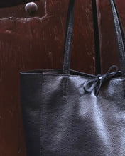 Carica l'immagine nel visualizzatore di Gallery, Shopper in Pelle Martellata Black
