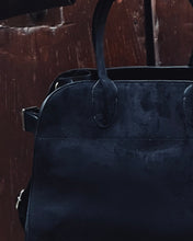 Carica l'immagine nel visualizzatore di Gallery, Bauletto in Suede Black
