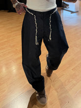 Carica l'immagine nel visualizzatore di Gallery, Panta Pence SuperLooseFit in Jeans Tela Rigida
