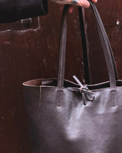 Carica l'immagine nel visualizzatore di Gallery, Shopper in Pelle Martellata Cioccolato
