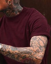 Carica l'immagine nel visualizzatore di Gallery, T-SHIRT NEW MEZZOCOLLO SEMIOVERSIZE BORDEAUX
