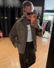 Carica l'immagine nel visualizzatore di Gallery, CAMICIA SEMI OVERSIZE TASCONE RIGATA CIOCCOLATO INSERTI VELLUTO CIOCCOLATO
