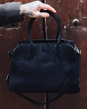 Carica l'immagine nel visualizzatore di Gallery, Bauletto in Suede Black
