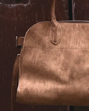 Carica l'immagine nel visualizzatore di Gallery, Bauletto in Suede Cioccolato
