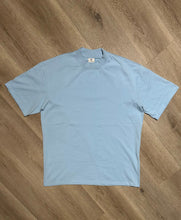 Carica l'immagine nel visualizzatore di Gallery, T-Shirt MezzoCollo OverSize Sky

